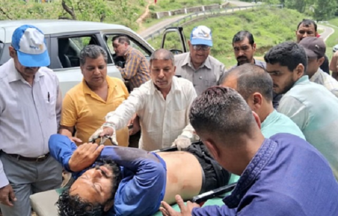 बीड़ बिलिंग से उड़ान भरने के बाद आंधी में फंसा पायलट, घर की छत पर गिरा और फिर..