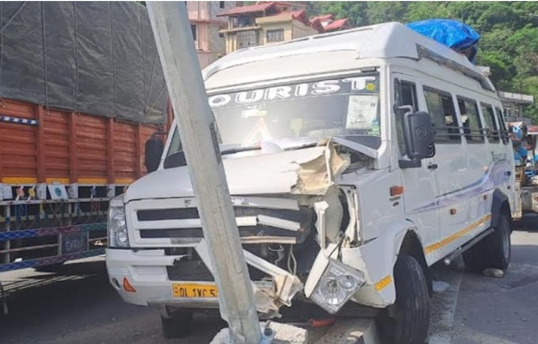 कीरतपुर-मनाली फोरलेन पर बड़ा हादसा: यात्रियों से भरी ट्रैवलर डिवाइडर पर चढ़ी