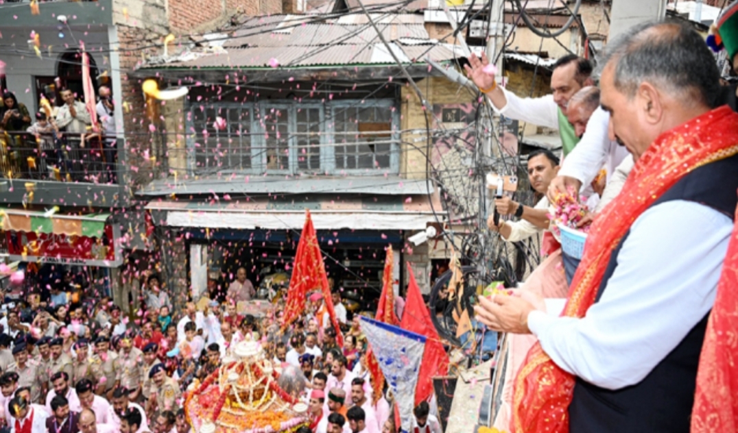 पारंपरिक रीति-रिवाज के साथ मां शूलिनी मेला शुरू, सीएम सुक्खू ने डोली पर की फूलों की वर्षा