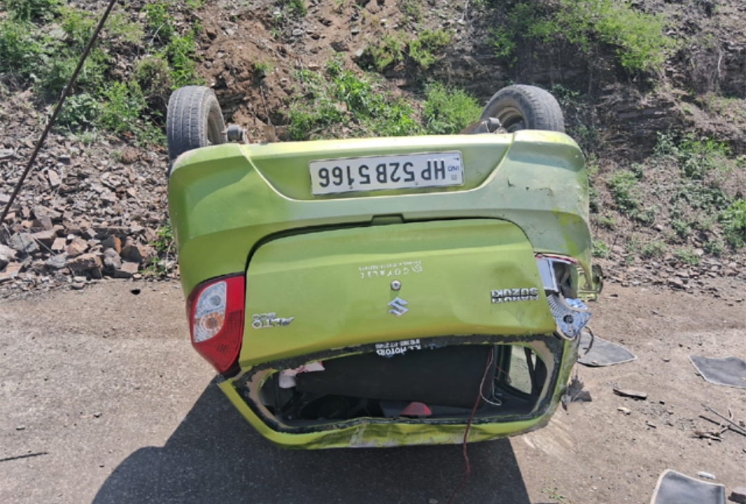 कुनिहार में अनियंत्रित होकर मकान की छत पर गिरी कार, डॉक्टर की मौके पर मौत