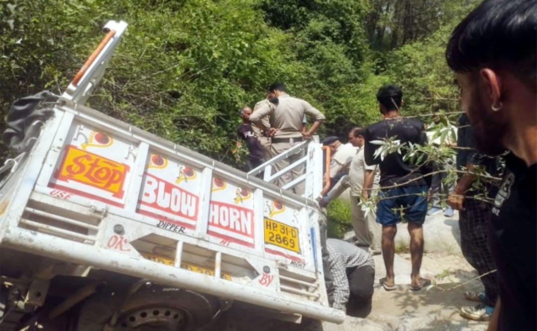 Himachal: अंतिम संस्कार में भाग लेने जा रहे लोगों से भरा वाहन खाई में गिरा, 2 की मौत, 20 घायल