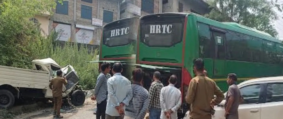 हिमाचल: खराब HRTC बस ने रौंदी दो गाड़ियां, जीप के अंदर ही फंस गया था चालक- 3 लोग…