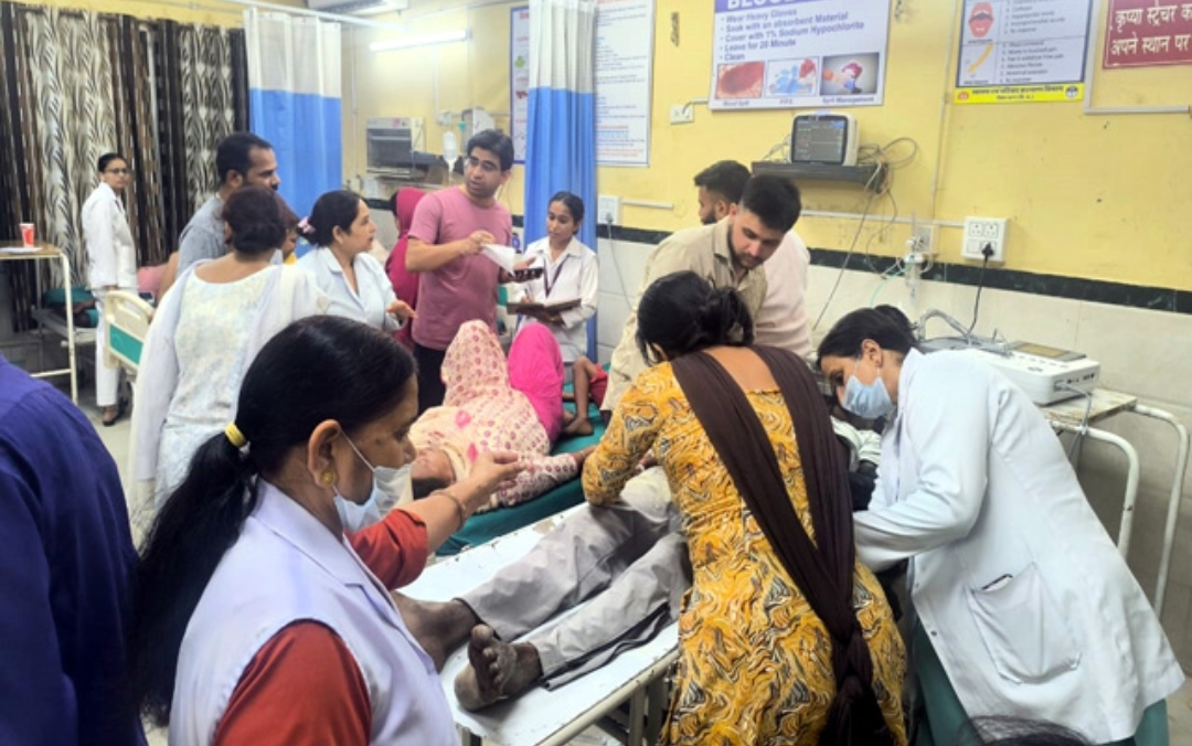 Breaking news: गहरी खाई में समाई पिकअप, चालक की माैत, 30 घायल….