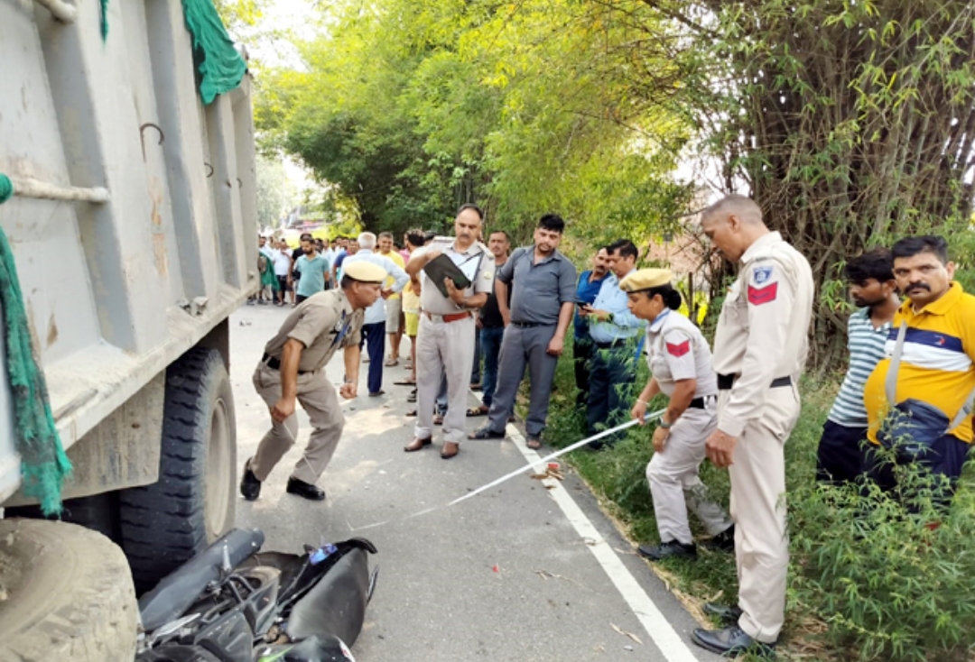 भयानक हादसा: ओवरटेक करते ही टिप्पर से हाे गई टक्कर, बाइक के हुए 2 टुकड़े, युवक की माैके पर माै*त