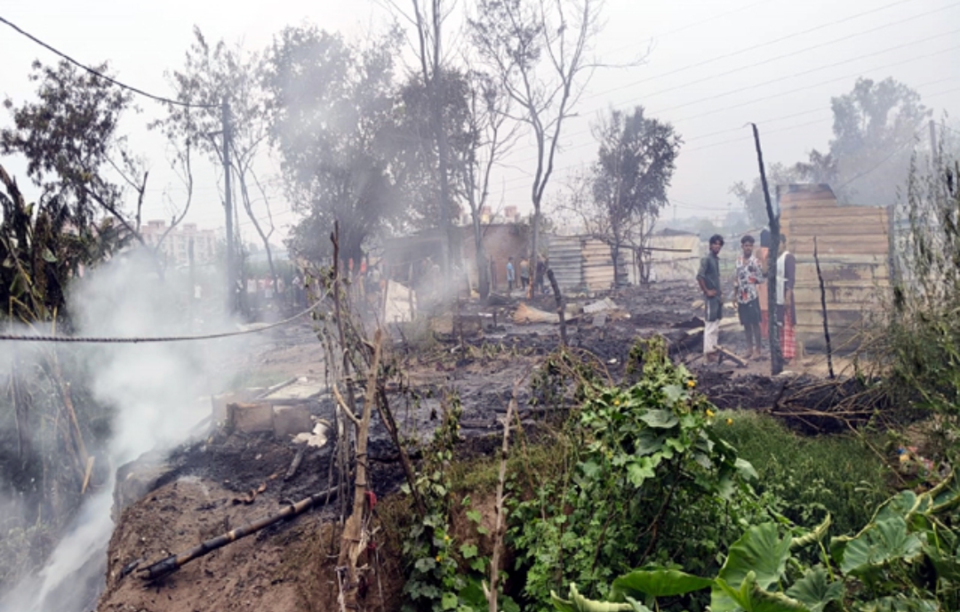 बद्दी में टोल बैरियर के पास भीषण अग्निकांड, कामगाराें की 23 झुग्गियां जलकर राख