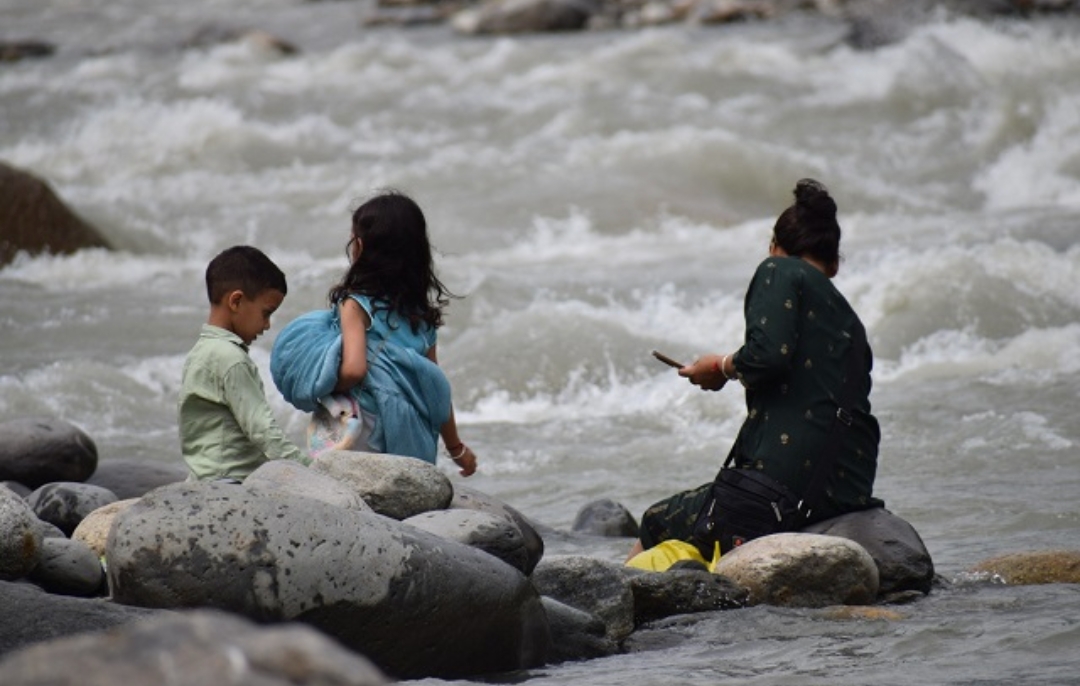 जान जोखिम में डालकर पर्यटक नदी नालों के पास ले रहे हैं सेल्फी, मौत को दे रहे दावत!