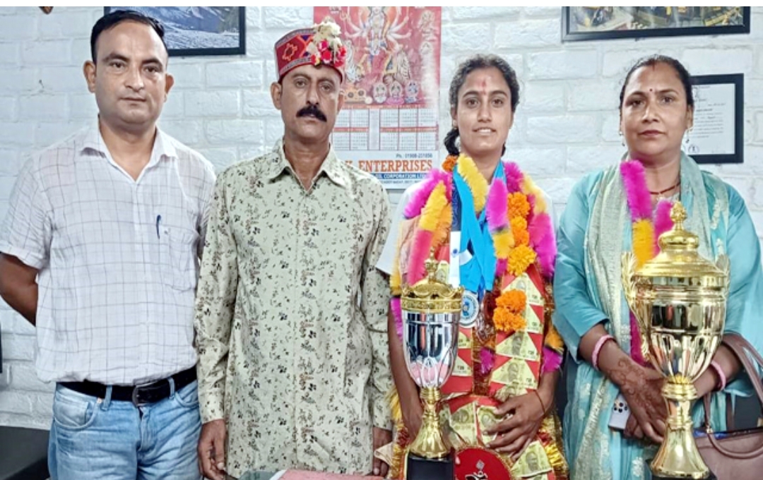 Himachal: कजाकिस्तान में छाई मंडी की बेटी, अंतर्राष्ट्रीय पैराग्लाइडिंग प्रतियोगिता में जीता गाेल्ड