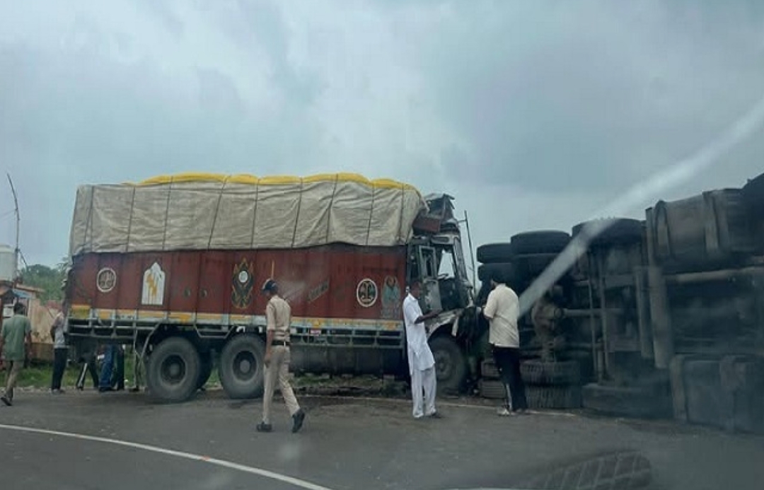 ऊना-गढ़शंकर सड़क पर बाथड़ी में पलटा ट्रक, 2 लोग कुचले, अन्य गंभीर घायल