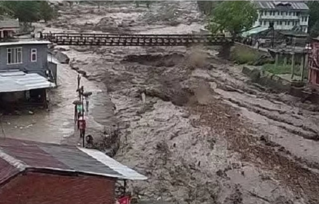 हिमाचल में बारिश ने मचाई तबाही, जनजीवन अस्त-व्यस्त, जानिए अपडेट