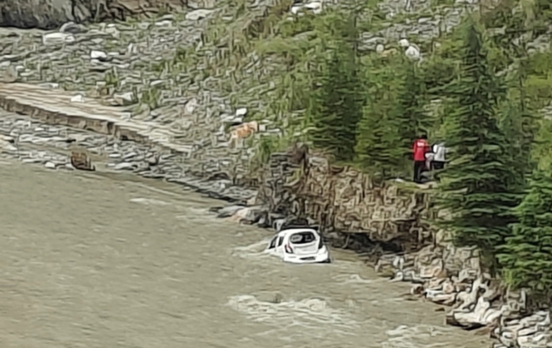 दर्दनाक हादसा: नदी में गिरी कार, मां-बेटी की मौके पर मौ*त