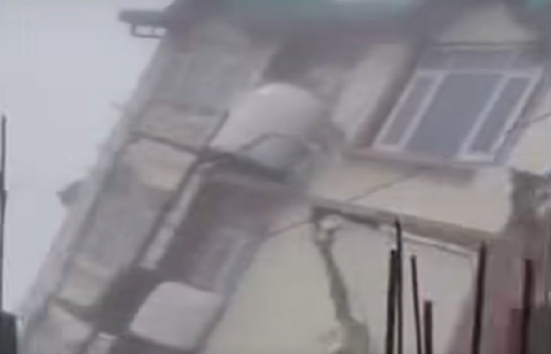 शिमला में पलक झपकते ही ढह गई 5 मंजिला इमारत…