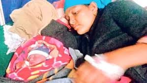अस्पताल को जाने वाला रास्ता था बंद, महिला ने पथरीली सड़क पर बच्चे को दिया जन्म