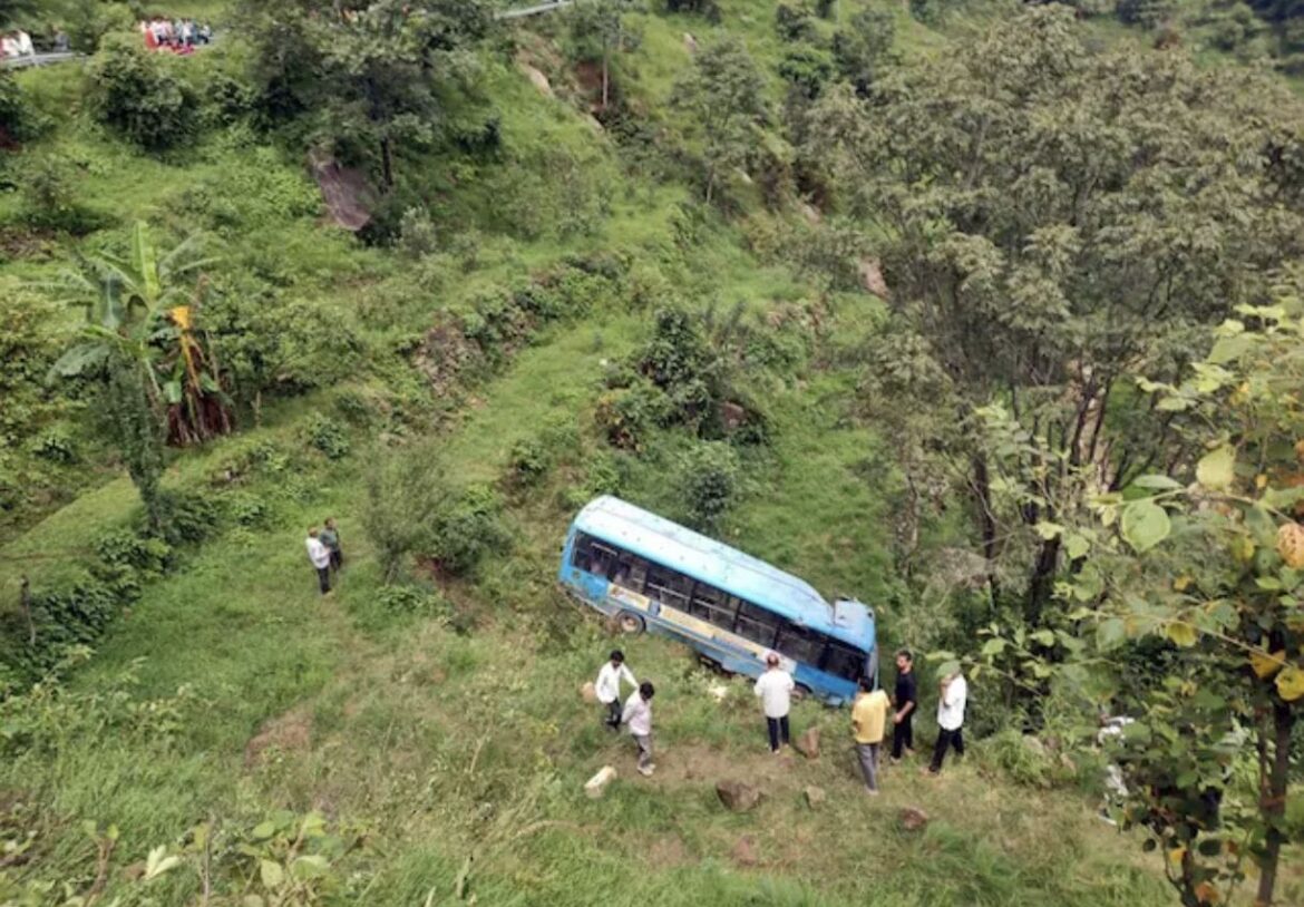 हिमाचल के सरकाघाट में HRTC बस हादसे में अब तक 3 महिलाओं सहित 5 लोगों की मौत, 20 घायल