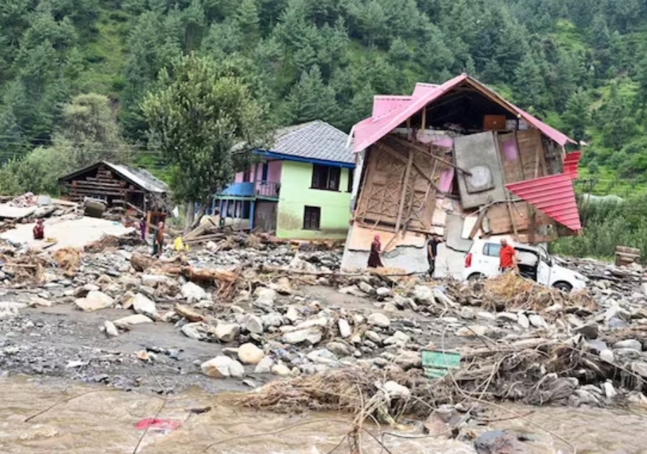 हिमाचल के मंडी जिले पर आपदा का कहर, अब तक 14 शव बरामद, 28 लापता, 466 मकान टूटे