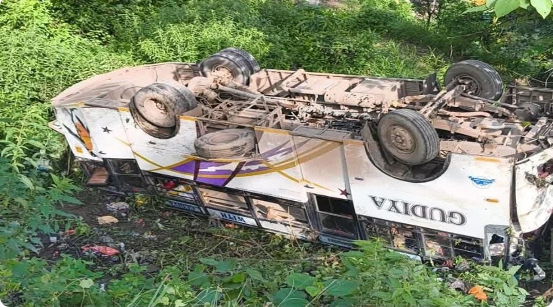 धार्मिक स्थलों की यात्रा से लाैट रहे श्रद्धालुओं की बस खाई में गिरी, 26 से अधिक घायल