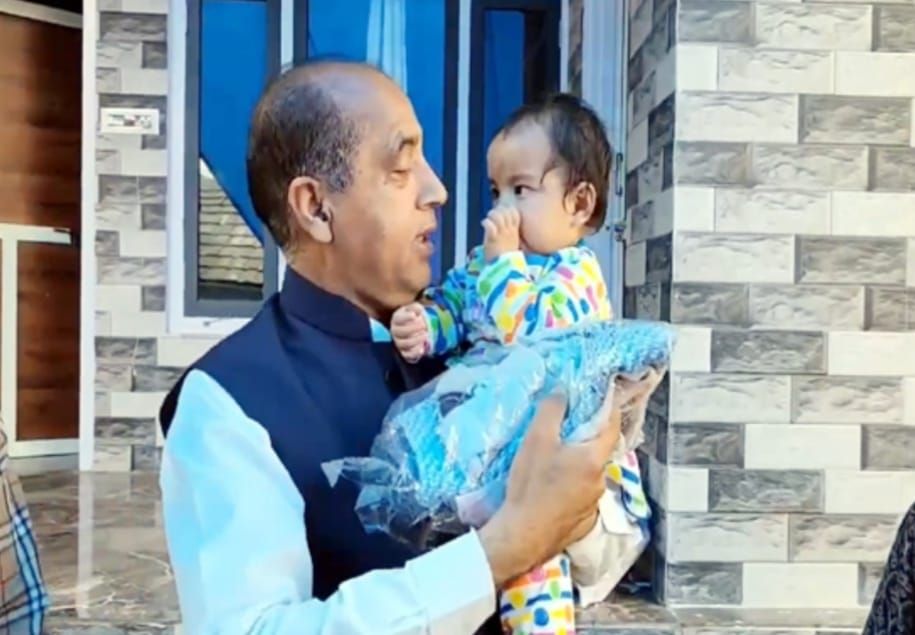 बाढ़ में मां-बाप और दादी काे खाे चुकी नन्ही ‘नितिका’ से मिले जयराम ठाकुर, गाेद में उठाकर किया दुलार