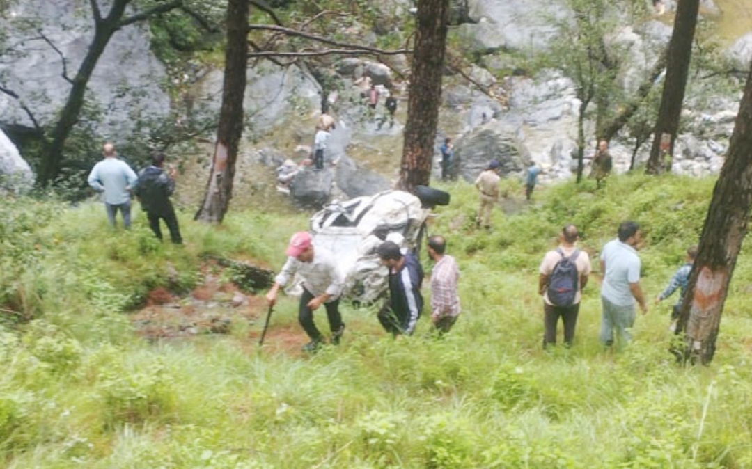 गहरी खाई में गिरी कार, चालक की मौ*त….