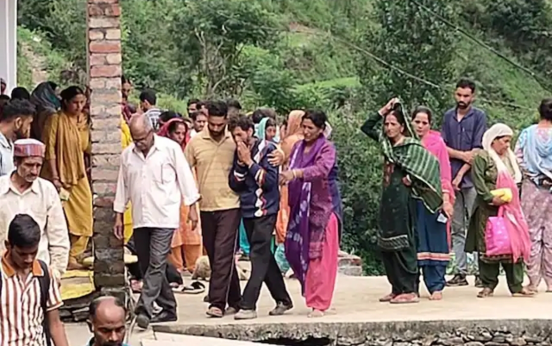 हिमाचल प्रदेश के चंबा में आधी रात को घर पर लैंडस्लाइड, युवक की मौत, दोस्त अस्पताल में भर्ती