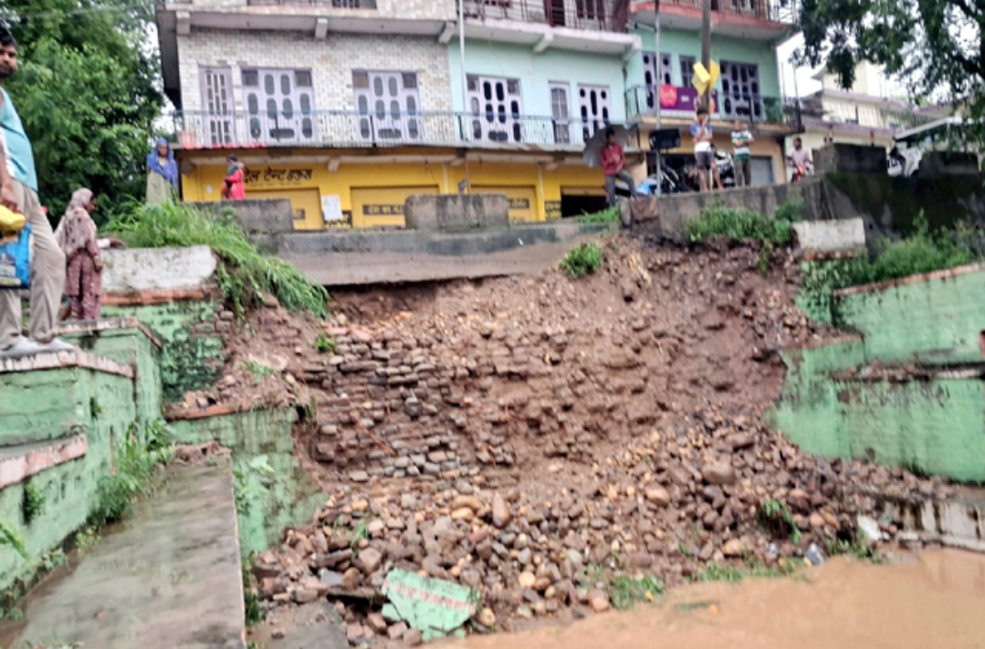 200 साल पुराने ऐतिहासिक नौण की सुरक्षा दीवार गिरी, मकानों पर भी मंडराया खतरा