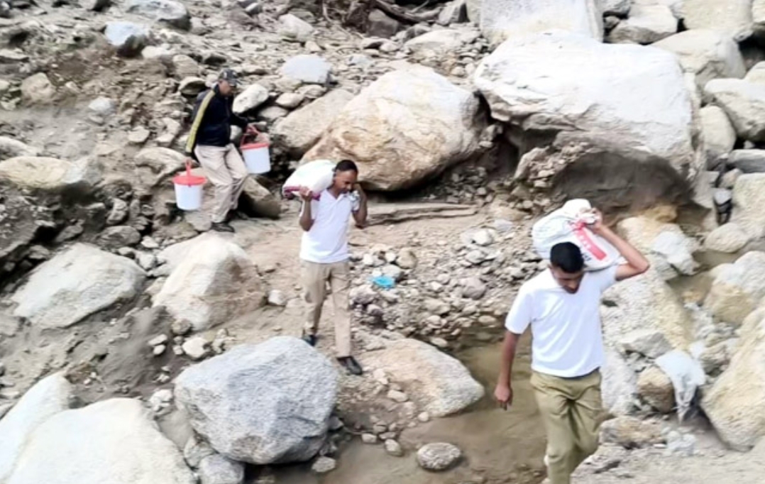 होमगार्ड्स ने पैदल पीठ पर उठाकर आपदाग्रस्त दुर्गम गांवों तक पहुंचाई राहत सामग्रीराइट न्यूज हिमाचल