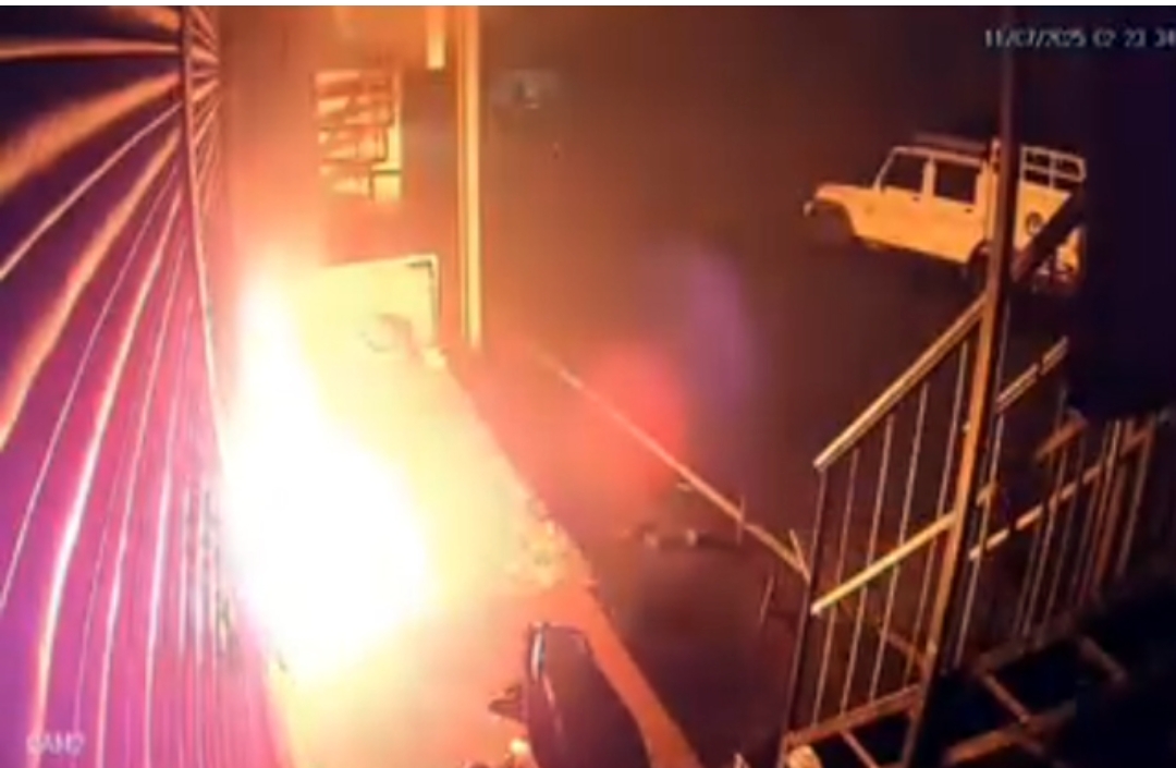 शराब का ठेका नहीं खाेला ताे गुस्साए छात्रों ने पैट्राेल छिड़क कर लगा दी आग, पुलिस ने एक काे दबाेचा