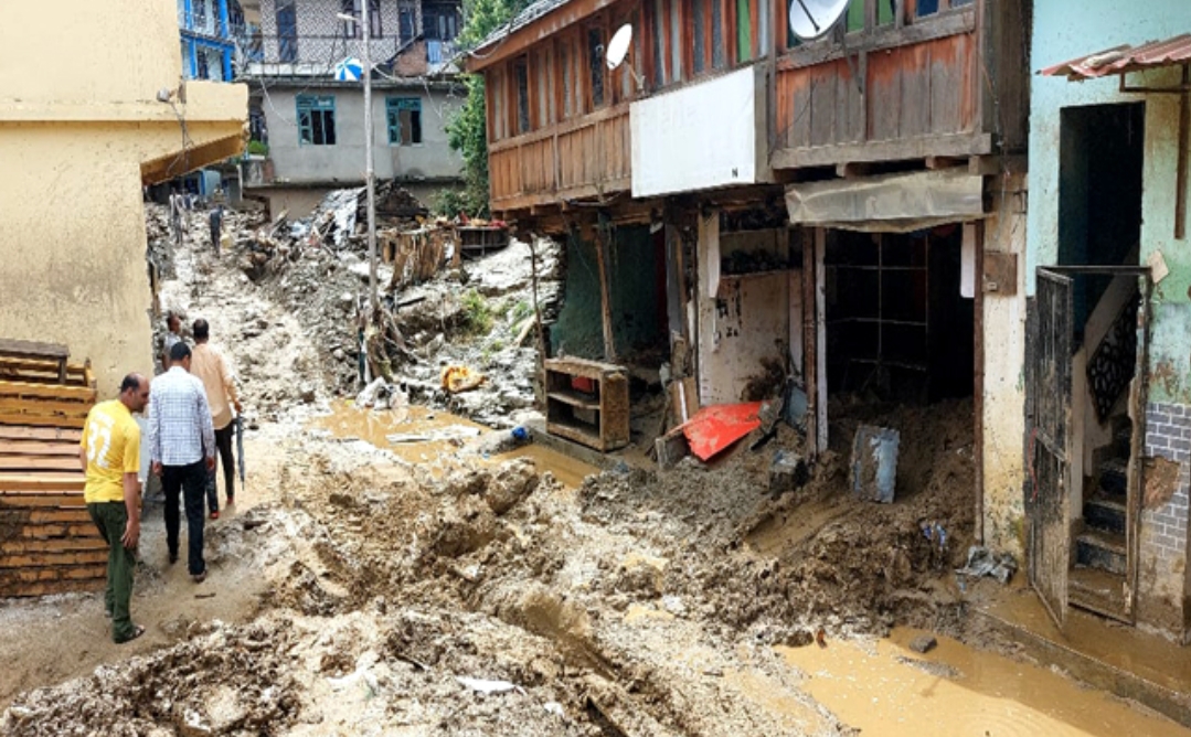 दुकान में रखी 60 लाख रुपए के सोने से भरी सेफ को बहा ले गई बाढ़, अब रह गईं टूटी उम्मीदें