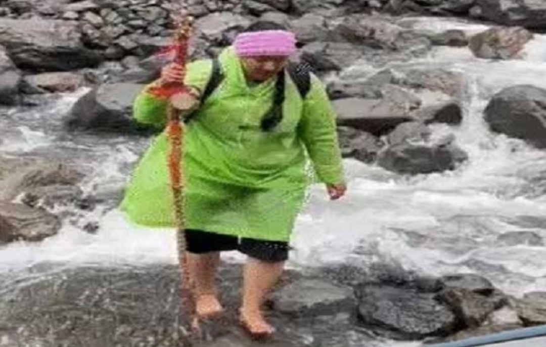 न जूते, न चप्पल – ईशानी ने नंगे पांव “ग्लेशियर, चढ़ाई और पत्थरों के बीच तय की श्रीखंड महादेव यात्रा