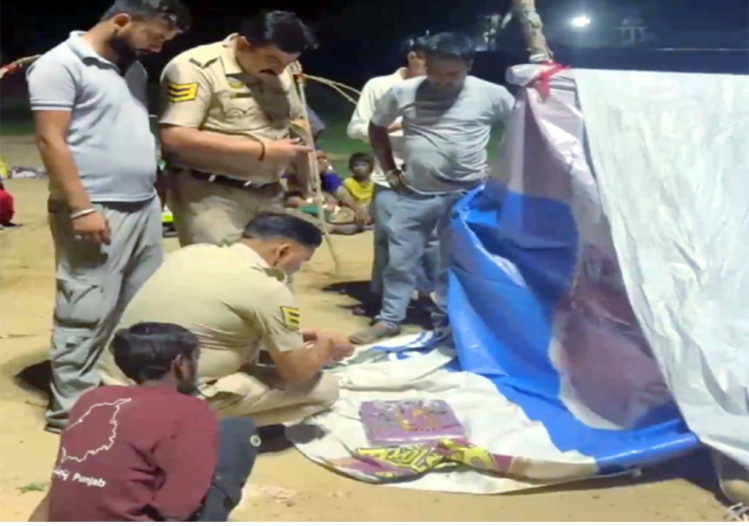 काम से लाैटा परिवार ताे घर से गायब मिले लाखों के गहने और नकदी, पुलिस ने चंद घंटाें में दबाेचा आराेपी