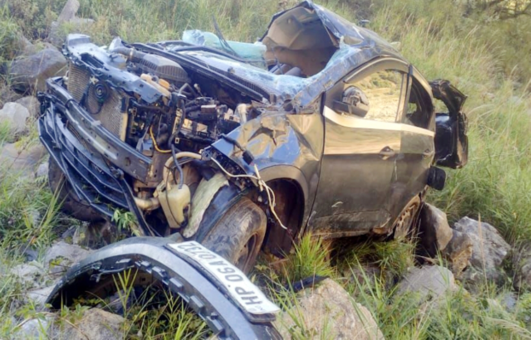भयानक हादसा: 200 मीटर खाई में गिरी कार के उड़े परखच्चे, व्यक्ति की मौत, महिला घायल