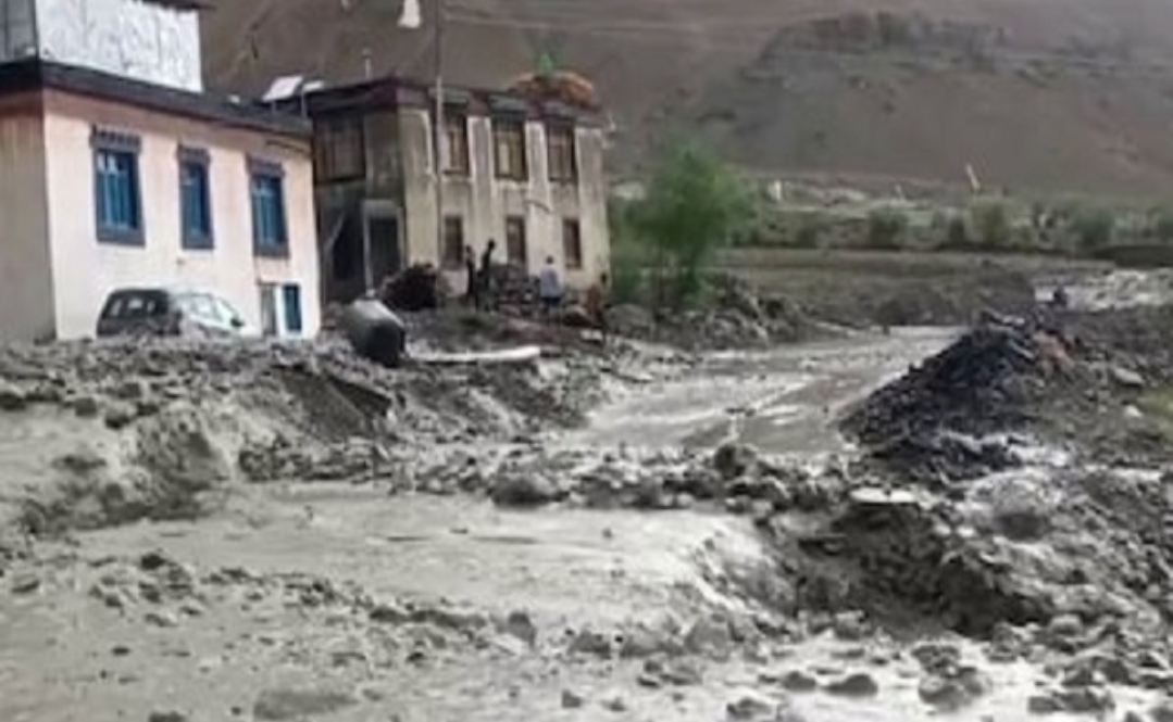 काजा के गांवों में बाढ़ ने मचाई तबाही: पानी और मलबा घरों में घुसा, तेज बहाव में बही गाड़ी