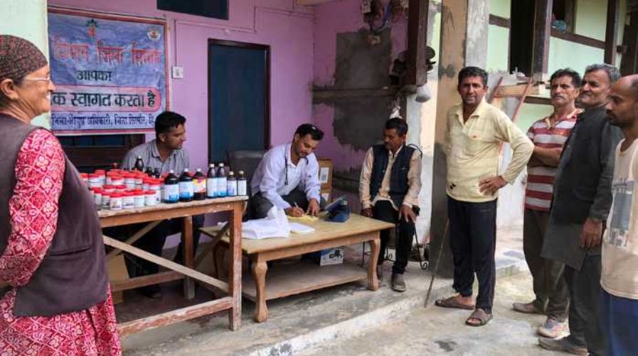 सिरमौर में ग्रामीणों की स्वास्थ्य साथी बनी आयुष मोबाइल यूनिट: घर-द्वार पर स्वास्थ्य सेवा