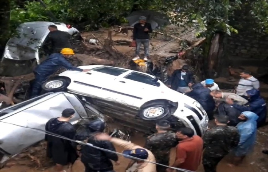 मंडी में बारिश ने बरपाया कहर: दो की मौत, कई घर और वाहन मलबे में दबे