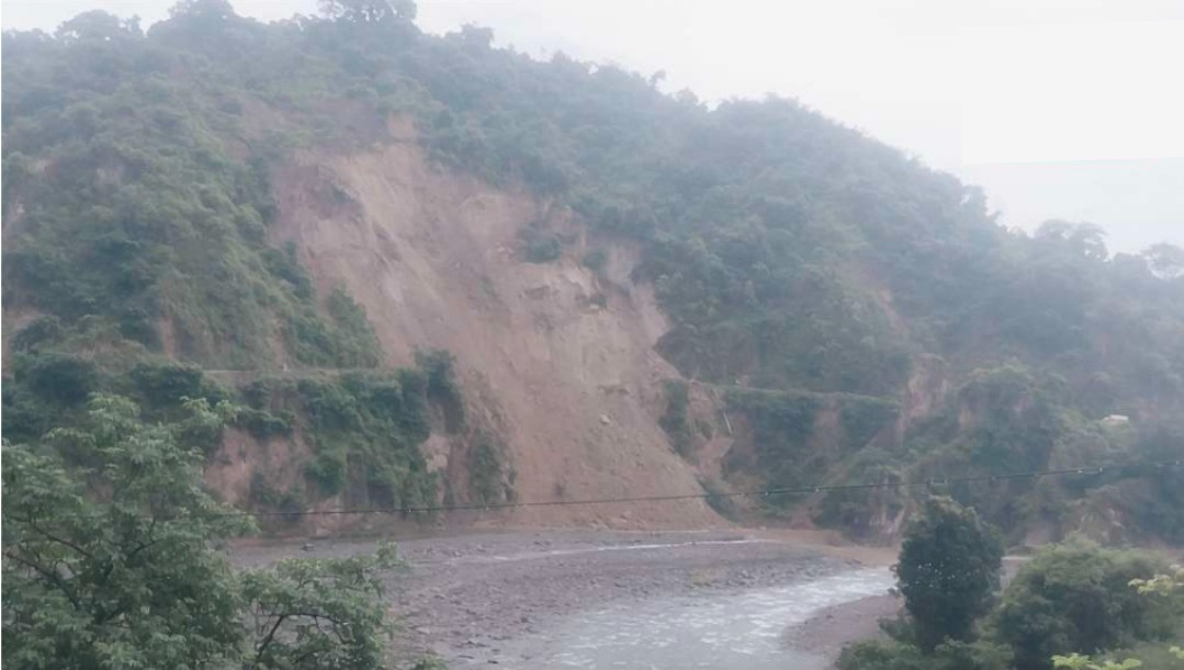 सिरमौर:कौलांवाला भूड़ सड़क पर भारी भूस्खल, गिरी पहाड़ी जिला मुख्यालय नाहन से संपर्क टूटा