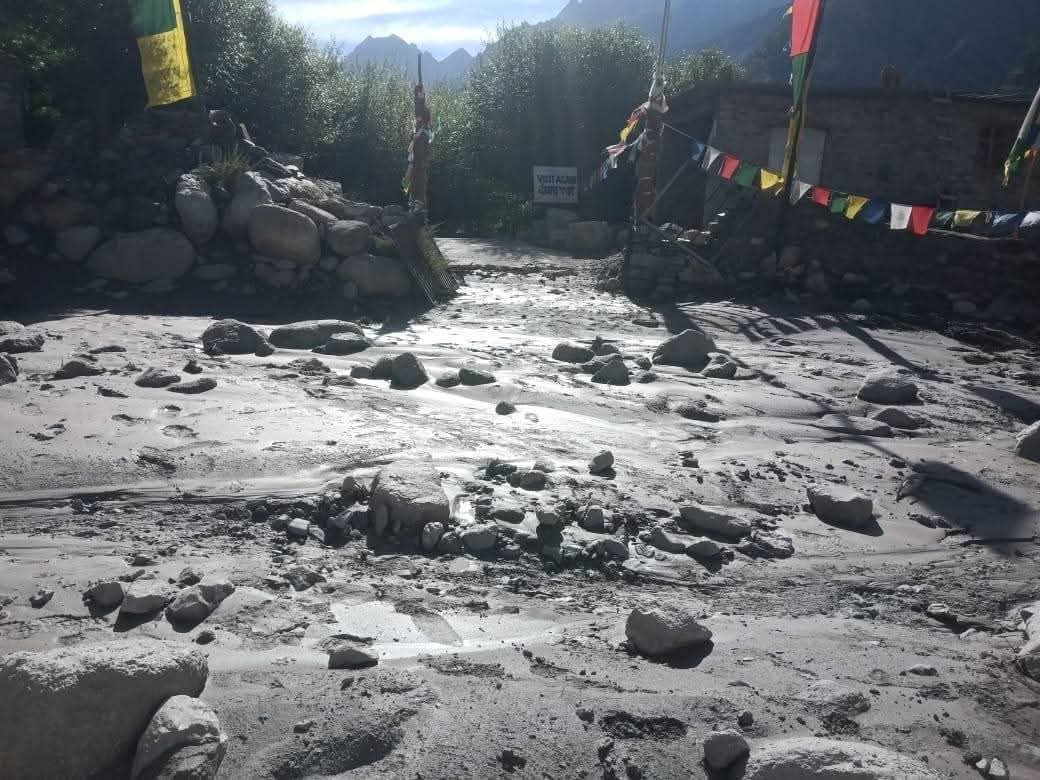 शिमला-कुल्लू में 5 जगह बादल फटने से भारी तबाही: गाड़ियां बहीं, पुल टूटा; गानवी बाजार में भरा मलवा