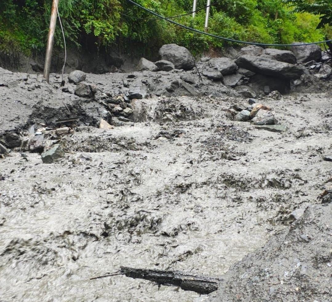 बालीचौकी में भारी बारिश ने मचाई तबाही: नाले का पानी और मलबा लोगों के घरों में घुसा