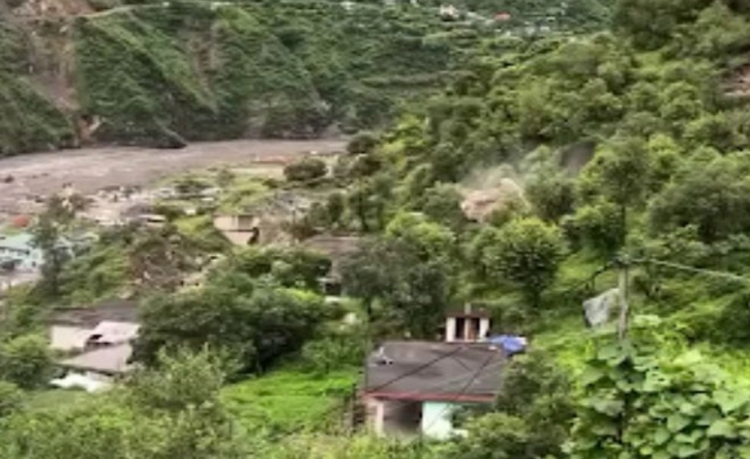 हिमाचल: आंखों के सामने उजड़ा आशियाना: कुछ सेकेंड में चकनाचूर हुए घर, पहाड़ से गिरी चट्टान, परिवार हुए बेघर