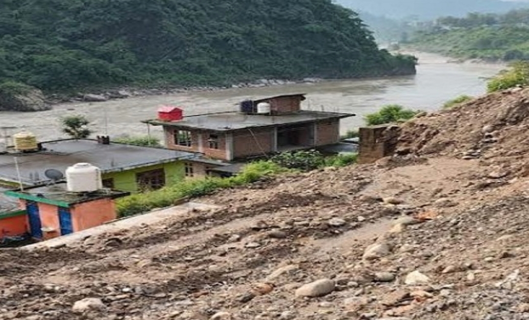 Mandi: जागर नाले का जलस्तर उफान पर…13 परिवारों पर मंडराया खतरा, लोगों ने जागगर काटी रात..