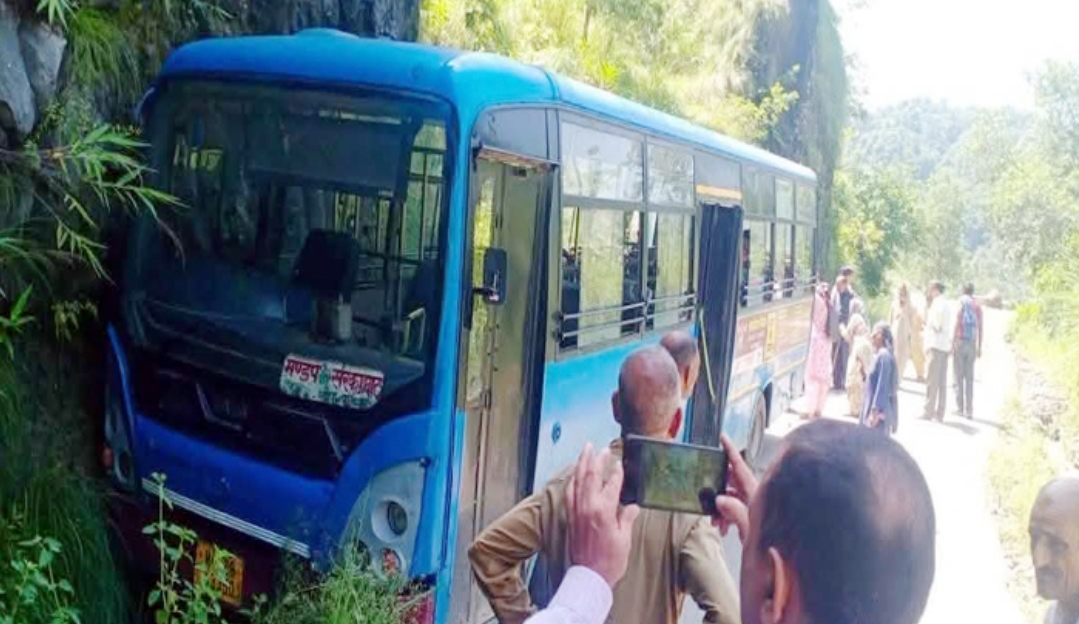 उतराई पर फेल हुई ब्रेक! HRTC की बस पहाड़ी से टकराई, बाल-बाल बचे यात्री