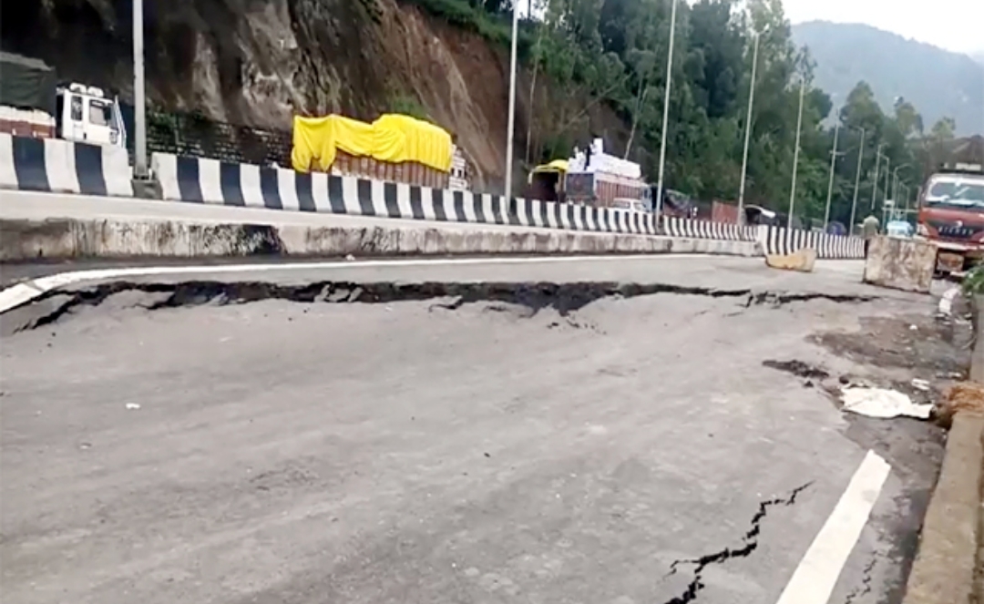 Himachal: सोलन में धंसने की कगार पर फोरलेन….और गहरी व चौड़ी हुईं दरारें, कभी भी हो सकता है बड़ा हादसा!