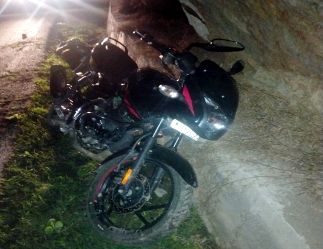 पठानकाेट-भरमौर NH पर पहाड़ी से टकराई बाइक, पोस्ट ऑफिस कर्मचारी की माैत