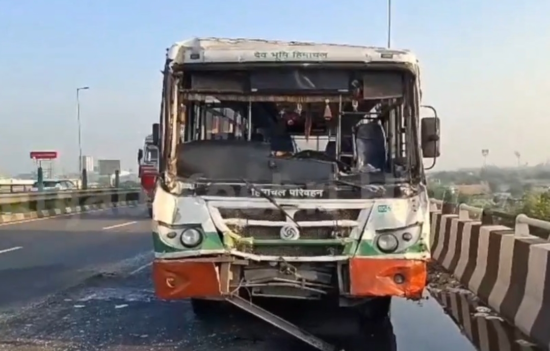 दर्दनाक हादसा: दिल्ली जा रही HRTC की बस ट्रक से टकराई, कई यात्री घायल