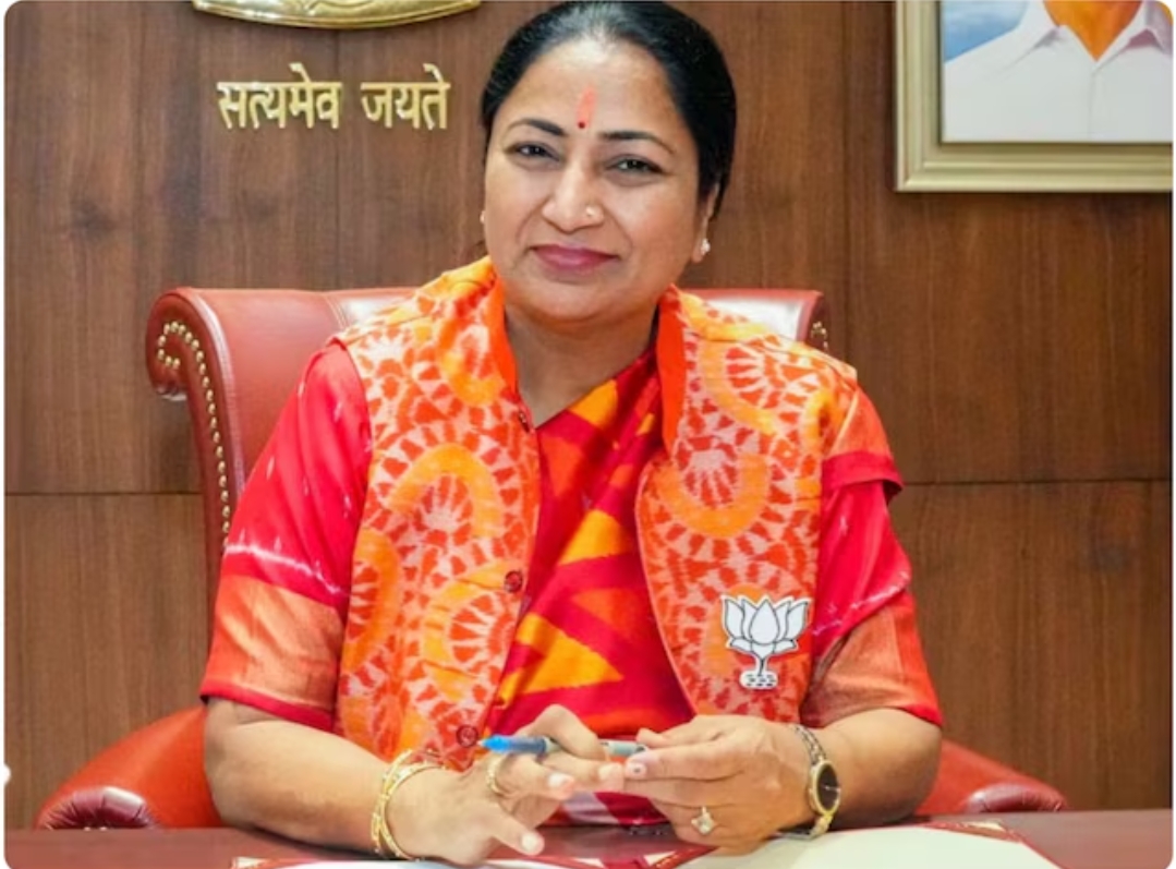 सीएम  रेखा गुप्ता जन सुनवाई के दौरान शख्स ने मारा थप्पड़, की हाथापाई: दिल्ली