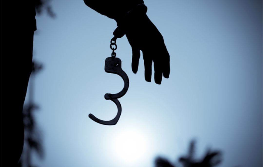 पुलिस की नाक के नीचे से कैदी फरार, पेशी के लिए लाया था जेल से बाहर