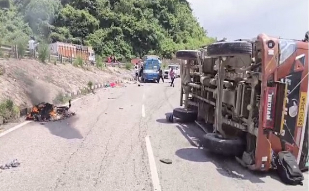 दर्दनाक हादसा: फोरलेन पर टेंपो-स्कूटी की भीषण टक्कर, दो की मौ*त