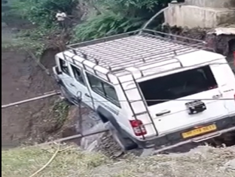 टैक्नोलॉजिया! जुगाड़ ने उड़ाए होश..सड़क टूटी तो तारों के सहारे दूसरी तरफ पहुंचाई जीप