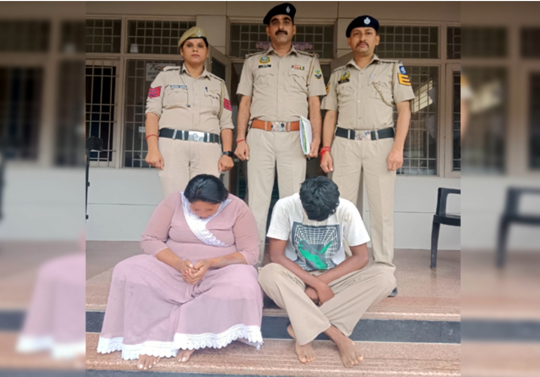 बाइक की सीट के नीचे मिली चिट्टे की खेप, युवक व महिला गिरफ्तार