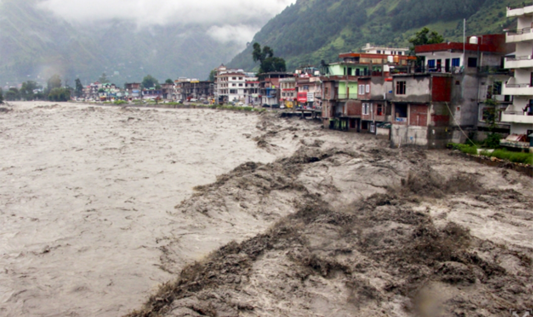 महिला ने बच्चे सहित उफनती ब्यास नदी में लगाई छलांग, सतलुज में कूदा युवक