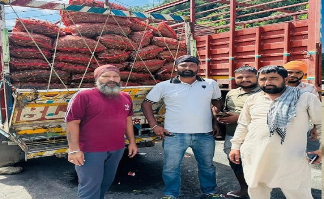 “अब तो भाड़ा भी नहीं मिलेगा”… चंडीगढ़-मनाली नेशनल हाईवे पर फंसे सैकड़ों मालवाहक वाहन, सड़ने लगे फल-सब्जियां