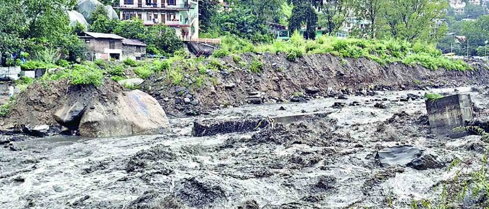 अब यहां फटा बादल- मिट्टी बने कई मकान, मलबे में दबे लोग; मचा हाहाकार