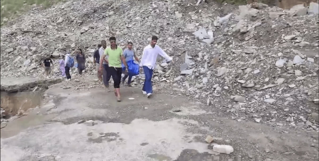 एंबुलेंस में तड़पती रही मां, अस्पताल पहुंचते ही मौत, फिर आधी रात डेड बॉडी के साथ सड़क पर गुजरी रात